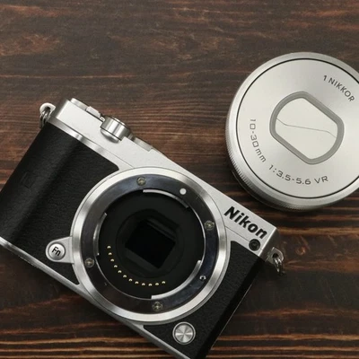 Nikon 1 J5 con 1 NIKKOR 10-30mm F3.5-5.6 VR Shuttercount 2216 [Near Mint] #6643 - Immagine 1 di 4