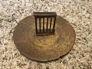 Ottone vintage ? Piatto portagioie in metallo? Posacenere? Scritta araba - Foto 1 di 1