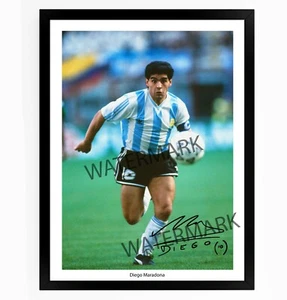 DIEGO MARADONA SIGNIERT GERAHMTER DRUCK POSTER ARGENTINIEN GESCHENKIDEE TRIBUTE LEGEND - Bild 1 von 3
