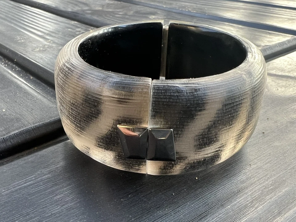 Brazalete abrazadera rara ALEXIS BITTAR animal estampado leopardo negro lucite con bisagras Foto 1 de 4