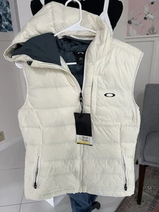 Oakley Rattler Down Vest 2.0 With Hood Woman’s Medium White/blue Lining $150 - Picture 1 of 11