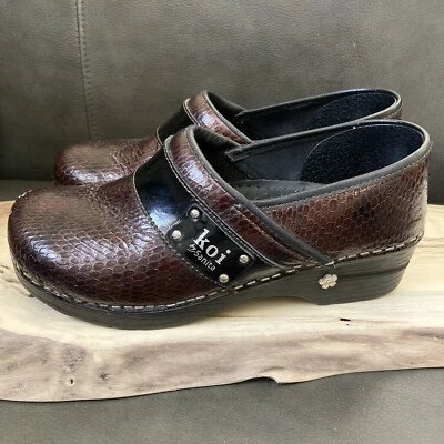 Tamancos sapatos Koi by Sanita dinamarqueses tamanho 40 EUA 9 marrom couro envernizado aparência pele de cobra - Imagem 1 de 4