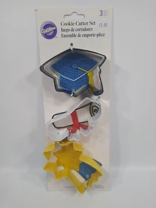 Juego de 3 cortadores de galletas de metal cinta estrella diploma tapa graduación Wilton - Imagen 1 de 5