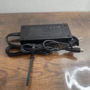 Adattatore AC/DC XVE USATO modello XVE126-5460200 DC54.6V 2A 109.2W/originale - Foto 1 di 4