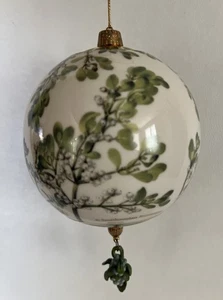 Smithsonian Collection Goebel Muérdago Bola de Beso Ornamento Verde 4” - Imagen 1 de 5