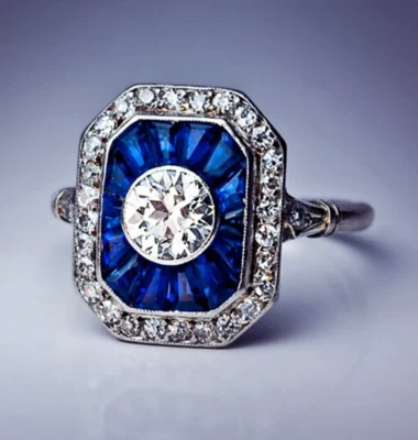 Великолепное королевское женское кольцо в винтажном стиле с созданными в лаборатории бриллиантами и синим сапфиром - Изображение 1 из 4