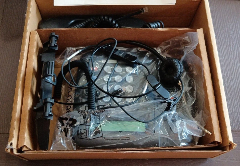 TELEFONO  NUOVO  TELECOM , CON CUFFIA ed ALTRI ACCESSORI  ....  MAI  USATO. Foto 1 de 3