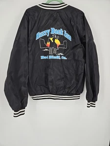 De Colección Cardinal, Chaqueta Bomber Negra Satinada, Hurry Back Inn Red Bluff CA 1980S XXL - Imagen 1 de 18