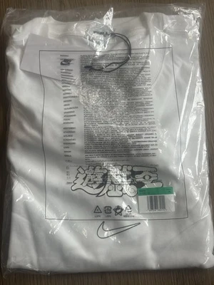 Nike x Yu-Gi-Oh! Camiseta Solo Swoosh Hombre - Blanca - Talla XL - NUEVA EN PAQUETE Foto 1 de 2