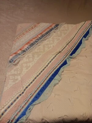 Manta bebé vintage hecha a mano NIÑAS 41”x 47” ESQUINAS DE ENCAJE PUNTEADAS ROSA SUIZO  Foto 1 de 4