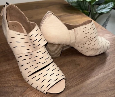 Clarks Artisan Okena Booties Sz 11 Leather Block Heel Laser Cut Peep Toe Tan Zip - Image 1 of 4