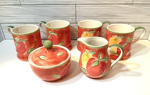 April Cornell Milchkännchen & Zuckerschüssel mit 4 Kaffeetassen Apfeldesign - Bild 1 von 9