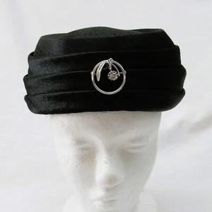 Vintage 1950s black Hat pleated pillbox with silver broach - Picture 1 of 8