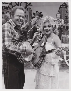 1978 Press Photo Singers Barbara Mandrell and Roy Clark in "Hee Haw" TV Show - Picture 1 of 2