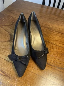 Talbots Damengröße 8,5 AA schwarze Farbe Wildleder Pfennigabsatz Pumps mit Schleife - Bild 1 von 6