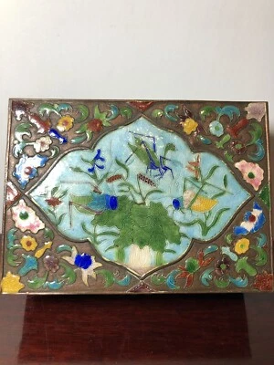 Antigua caja de cigarrillos esmaltada en cobre de exportación china con motivos de saltamontes Foto 1 de 4