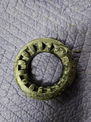 2012-18 FORD FOCUS MOLA HELICOIDAL TRASEIRA DIREITA/ESQUERDA ISOLADOR DE MONTAGEM INFERIOR E SUPERIOR FABRICANTE DE EQUIPAMENTO ORIGINAL - Imagem 1 de 3