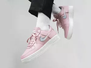 NIKE AIR FORCE 1'07 SE PRM TAGLIA UK 9,5 EUR 44,5 (AH6827 500) GESSO PRUGNA - Foto 1 di 5