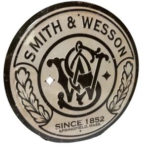 Smith & Wesson rundes VOLLGEPRÄGTES Schild Wanddekor 11,75" Zoll Made in USA - Bild 1 von 4