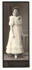 Fotografie G. Meister, Bautzen, Portrait eleganter Dame im weißen Kleid 