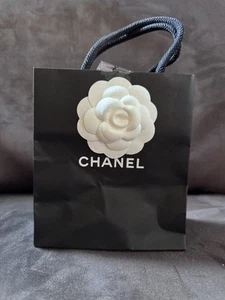 Chanel Papiertasche mit Kamelie 14 x 16 cm - Bild 1 von 1