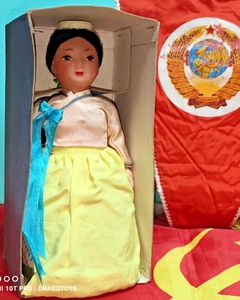 VINTAGE GIRL LADY CARRYING JUG TIN TOY BATTERY OPER. CHINA ME 401 60'S BOX - Picture 1 of 24