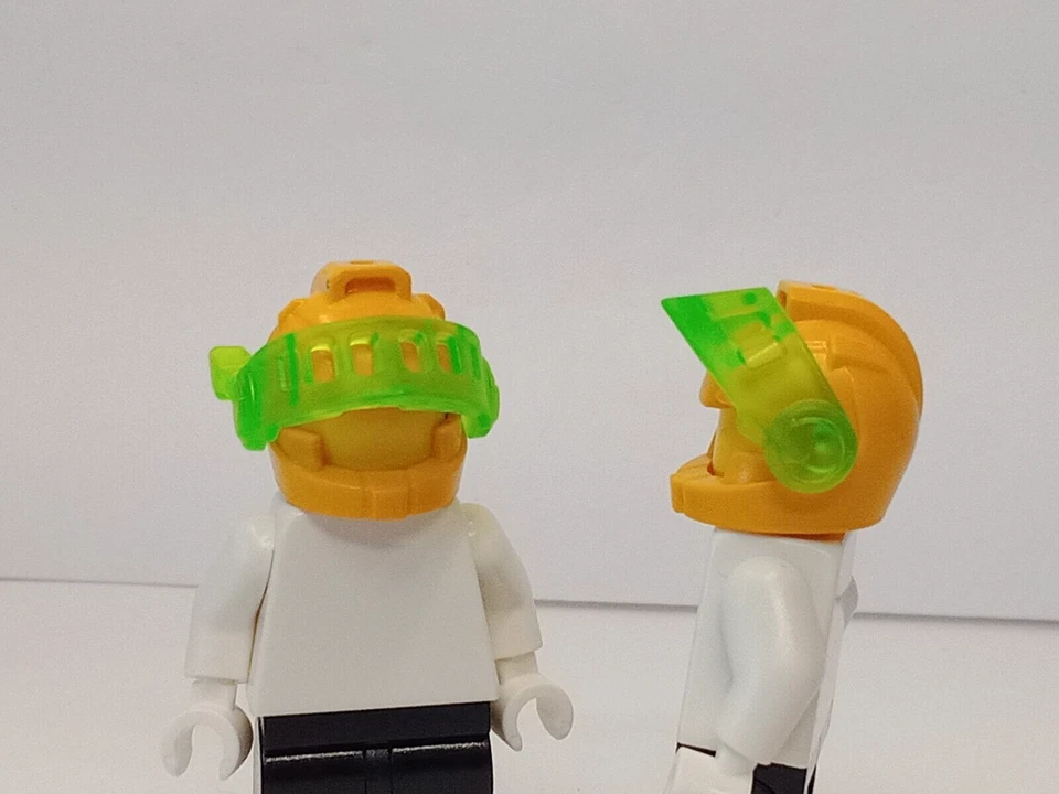 LEGO Minifigura NEÓN NEXO Caballeros Amarillo BATALLA Casco CASTILLO Visera Ranurada Foto 1 de 1