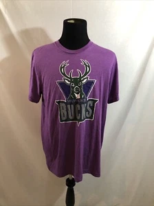 Homage NBA Milwaukee Bucks viola manica corta T - Uomo XL, petto 22,5" - Foto 1 di 4