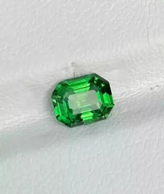 Outstanding  18Ct Certified Natural Green Colour Radiant Cut Tsavorite Gemstone - Image 1 of 4