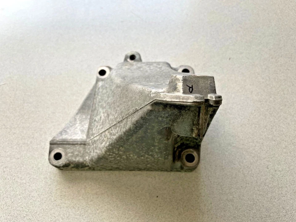 2004-2010 MERCEDES-BENZ SLK280 R171 ~ RIGHT ENGINE BRACKET ~ A2722231604 - Image 1 of 3