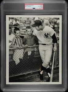 1960's MICKEY MANTLE PSA TYPE 1 ORIGINAL 8x10 Photograph, New York Yankees, Fans - Picture 1 of 2