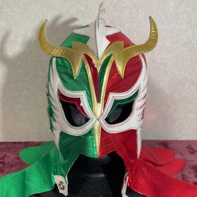 YN hecho Ultimo Dragon máscara usada por la persona Foto 1 de 4