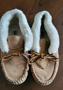 Minnetonka Ankle Slippers Tan Suede with Faux Fur Collar Rubber Sole~7 (A) - Picture 1 of 5