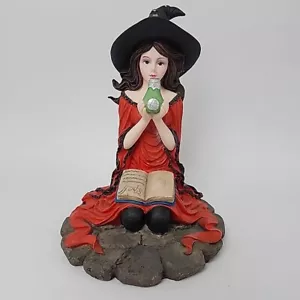 Lenox Halloween Statuina Strega Incantevole-Vestito Rosso Libro degli Incantesimi Resina-Scatola 856666 - Foto 1 di 15