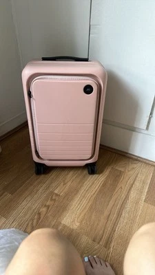 MONOS CARRY ON Foto 1 de 4