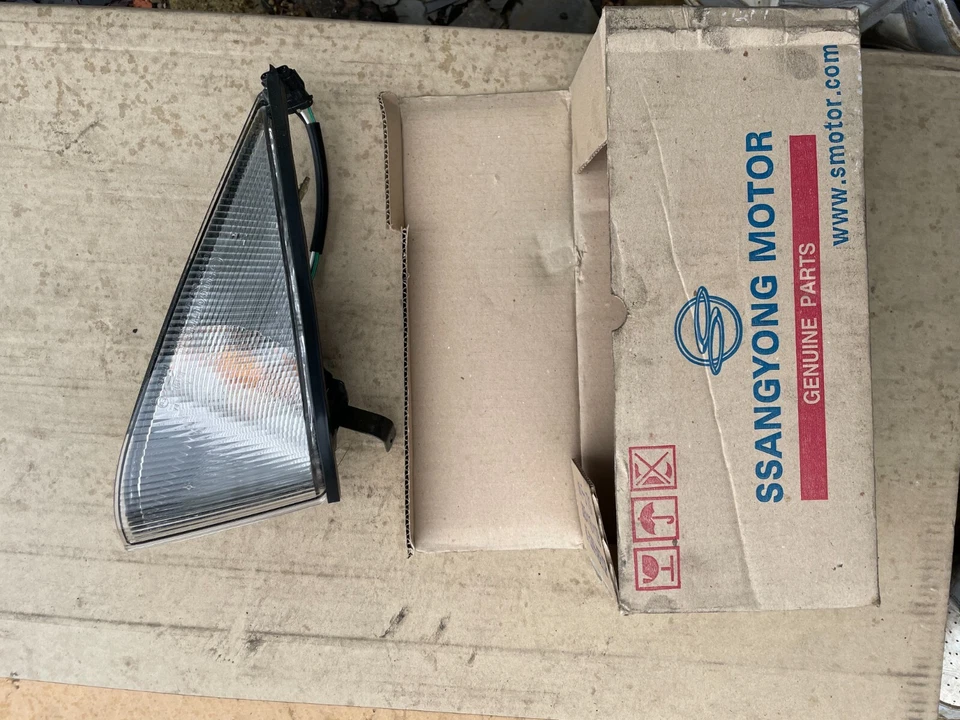 Right Front Light for Ssangyong Musso 8330205100x - Image 1 of 4
