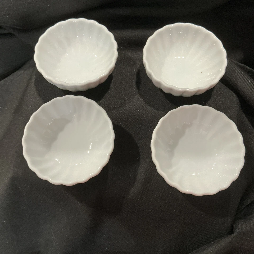 "Juego de 4 cuencos de inmersión de salsa festoneada de porcelana blanca Pier 1 Imports de 3""" Foto 1 de 4
