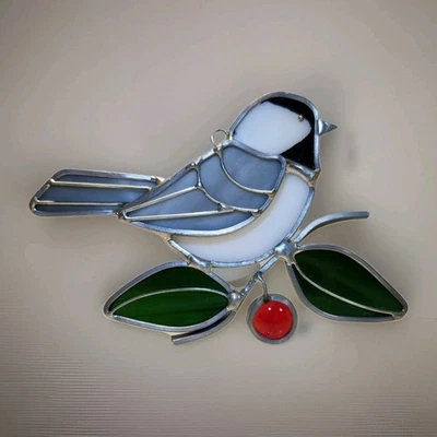 Vitral Atrapasol Pájaro en Rama Ventana Colgante Usado en Excelente Condición 5x3.5 pulgadas Foto 1 de 4