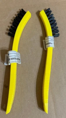 Cepillo comercial Rubbermaid FG9B5600BLA para azulejos y lechada, negro, amarillo, negro  Foto 1 de 4