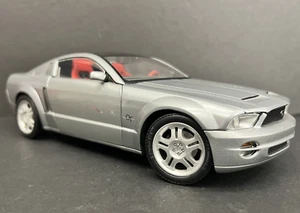 THE BEANSTALK GROUP 1:18 FORD MUSTANG GT MODEL DIORAMA - Picture 1 of 16