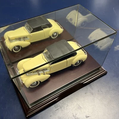 1937 Cord 812 die-cast replica 1/24 Franklin Mint. With Case - Image 1 of 4