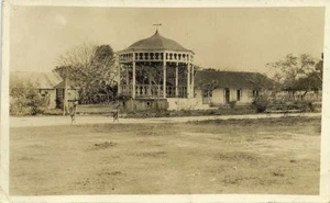 Postal RPPC de México, Ciudad Desconocida, Vista Parcial con Banda (1933) - Imagen 1 de 2