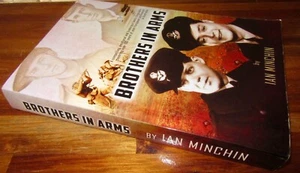 HERMANOS DE ARMAS ~ Ian Minchin. 2013. FIRMADO por el autor sc SIN leer en MELB - Imagen 1 de 12