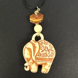 Vintage 2" Grob Kunststoff Elefant Anhänger Halskette Schwarz Kordel 1990er Retro Schmuck - Bild 1 von 7
