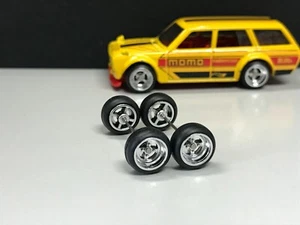 R244 Hot Wheels 1/64 Set Donut 4 Speichen chrom 10mm lang GUMMIREIFEN REAL RIDER - Bild 1 von 6