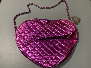Cartera de corazón para mujer púrpura con correa de metal cremallera metálica nueva sin etiquetas - Imagen 1 de 6