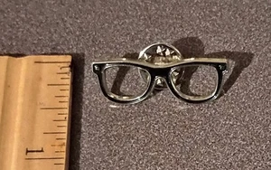 Pin de solapa coleccionable vintage con marco de gafas tono plata A-2 - Imagen 1 de 2
