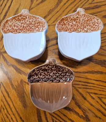 JUEGO 3 SOPORTE DE BARATIJA CERÁMICA FORMA BELLOTA TUERCA VACACIONES OTOÑO 3 X 4 MARRÓN BLANCO Foto 1 de 4