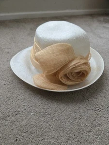 HERMOSO SOMBRERO DE BODA CREMA FORMAL VINTAGE San Miguel SIMAMAY IGLESIA CARRERAS - Imagen 1 de 13