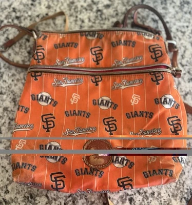 Cartera bandolera de béisbol naranja Dooney & Bourke de los Gigantes de San Francisco Foto 1 de 3